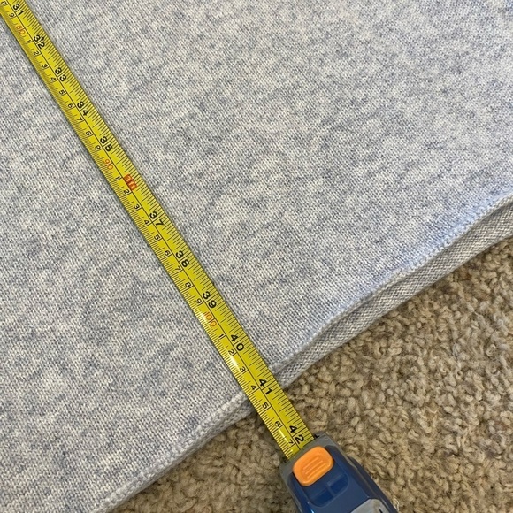 Unisex Wide Cashmere Scarf in Grey Winter in New York Sex in the City Vibes - Picture 3 of 4